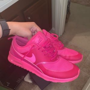 Nike Thea’s ! CAN LOWER ! NEED GONE